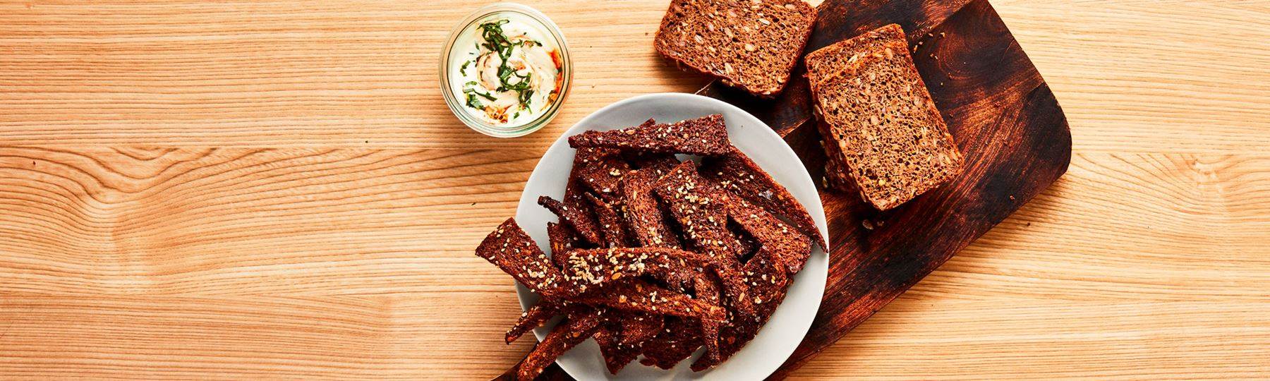 Rugbrøds-chips med sesam og havsalt
