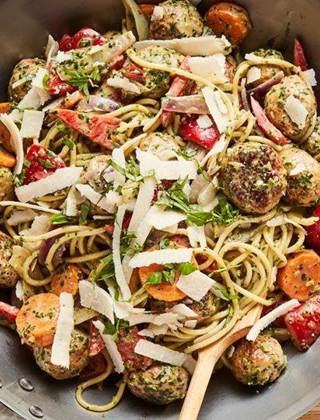 Grøn pasta med sprøde rugbrøds-meatballs | Schulstad
